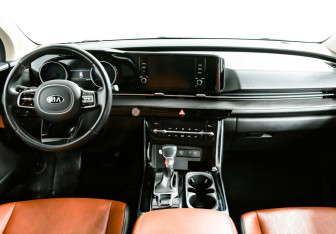 Подержанный автомобиль Kia Carnival 2021 года (9 фото)