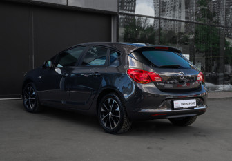 Подержанный автомобиль Opel Astra Hatchback 2012 года (6 фото)