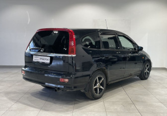 Подержанный автомобиль Honda Stream 2002 года (5 фото)