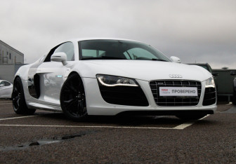 Подержанный автомобиль Audi R8 Coupe 2011 года (30 фото)