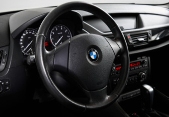 Подержанный автомобиль BMW X1 2011 года (13 фото)