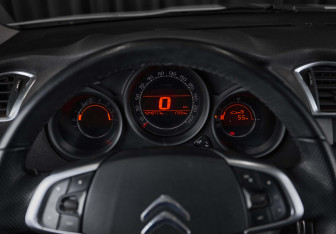 Подержанный автомобиль Citroen C4 Hatchback 2011 года (17 фото)