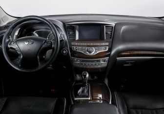 Подержанный автомобиль Infiniti QX60 2017 года (12 фото)