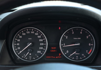 Подержанный автомобиль BMW X1 2013 года (13 фото)