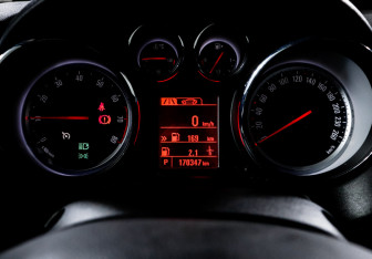 Подержанный автомобиль Opel Astra Hatchback 2013 года (11 фото)