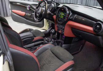 Подержанный автомобиль MINI Hatch 2016 года (12 фото)