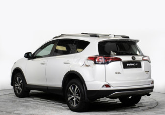 Подержанный автомобиль Toyota RAV4 2018 года (7 фото)