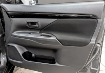 Подержанный автомобиль Mitsubishi Outlander 2022 года (24 фото)