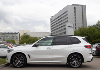 Подержанный автомобиль BMW X5 2019 года (6 фото)