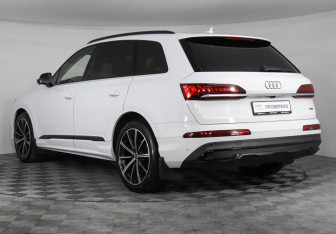 Подержанный автомобиль Audi Q7 2021 года (7 фото)