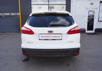 Подержанный автомобиль Ford Focus Wagon 2013 года (6 фото)
