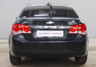 Подержанный автомобиль Chevrolet Cruze Sedan 2011 года (6 фото)