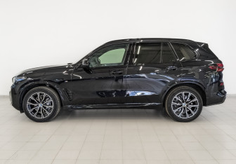 Подержанный автомобиль BMW X5 2023 года (8 фото)