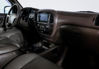 Подержанный автомобиль Toyota Sequoia 2004 года (9 фото)