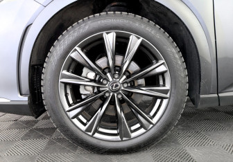 Подержанный автомобиль Lexus RX 2024 года (18 фото)