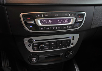 Подержанный автомобиль Renault Fluence 2016 года (16 фото)