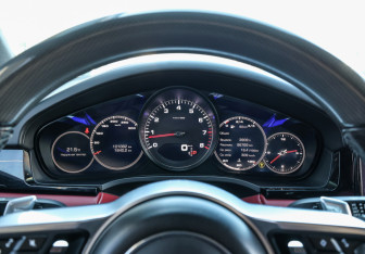 Подержанный автомобиль Porsche Cayenne 2020 года (13 фото)