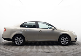 Подержанный автомобиль Volkswagen Jetta Sedan 2007 года (6 фото)