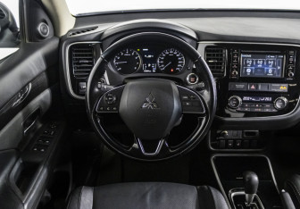 Подержанный автомобиль Mitsubishi Outlander 2017 года (12 фото)
