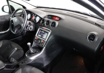 Подержанный автомобиль Peugeot 308 Hatchback 2011 года (6 фото)