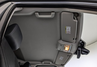 Подержанный автомобиль Land Rover Discovery 2016 года (23 фото)