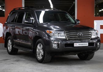 Подержанный автомобиль Toyota Land Cruiser Suv 2014 года (3 фото)