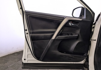 Подержанный автомобиль Toyota RAV4 2017 года (19 фото)