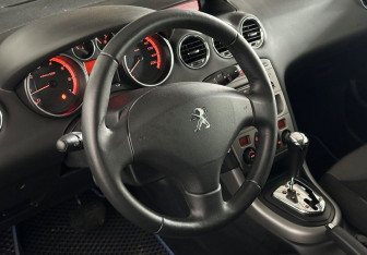 Подержанный автомобиль Peugeot 308 Hatchback 2012 года (13 фото)