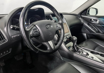 Подержанный автомобиль Infiniti Q50 2016 года (13 фото)