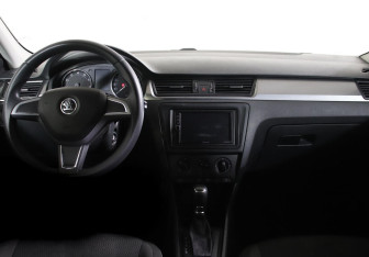 Подержанный автомобиль Skoda Rapid Liftback 2015 года (6 фото)