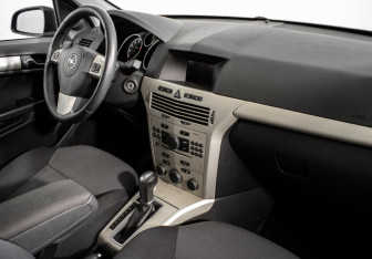 Подержанный автомобиль Opel Astra Hatchback 2008 года (10 фото)