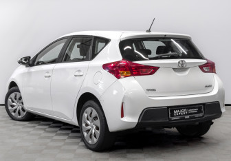 Подержанный автомобиль Toyota Auris Hatchback 2013 года (7 фото)