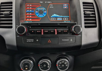 Подержанный автомобиль Citroen C-Crosser 2011 года (17 фото)