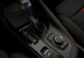 Подержанный автомобиль BMW X1 2015 года (16 фото)