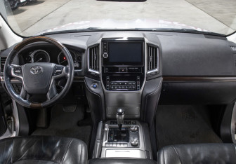 Подержанный автомобиль Toyota Land Cruiser Suv 2015 года (14 фото)