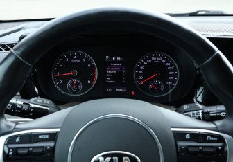 Подержанный автомобиль Kia K5 2020 года (11 фото)