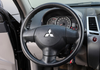 Подержанный автомобиль Mitsubishi Pajero Sport 2013 года (13 фото)