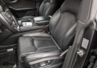 Подержанный автомобиль Audi Q8 2021 года (20 фото)