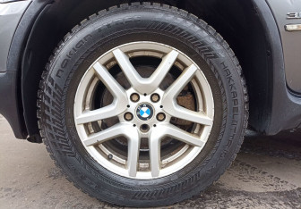 Подержанный автомобиль BMW X5 2003 года (9 фото)