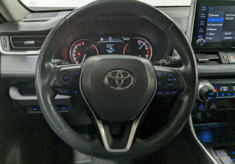 Подержанный автомобиль Toyota RAV4 2021 года (25 фото)