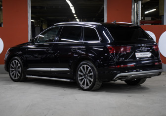 Подержанный автомобиль Audi Q7 2015 года (7 фото)