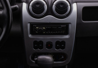 Подержанный автомобиль Renault Logan Sedan 2010 года (14 фото)