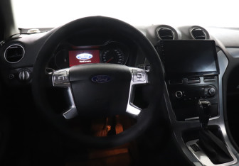 Подержанный автомобиль Ford Mondeo Sedan 2012 года (18 фото)