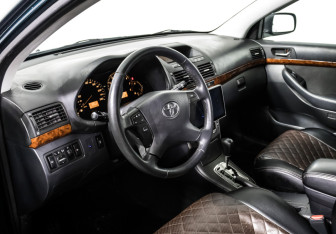 Подержанный автомобиль Toyota Avensis Sedan 2004 года (13 фото)