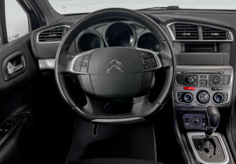 Подержанный автомобиль Citroen C4 Sedan 2015 года (15 фото)