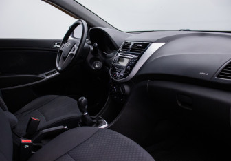 Подержанный автомобиль Hyundai Solaris Hatchback 2013 года (10 фото)