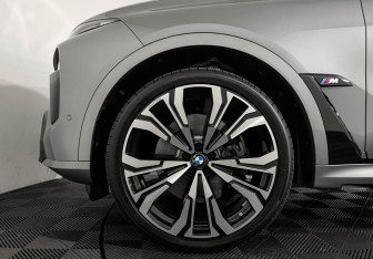Подержанный автомобиль BMW X7 2024 года (7 фото)