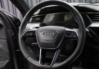 Подержанный автомобиль Audi e-tron Sportback 2021 года (17 фото)