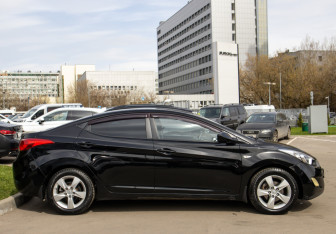 Подержанный автомобиль Hyundai Elantra Sedan 2012 года (3 фото)