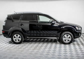 Подержанный автомобиль Mitsubishi Outlander 2010 года (4 фото)